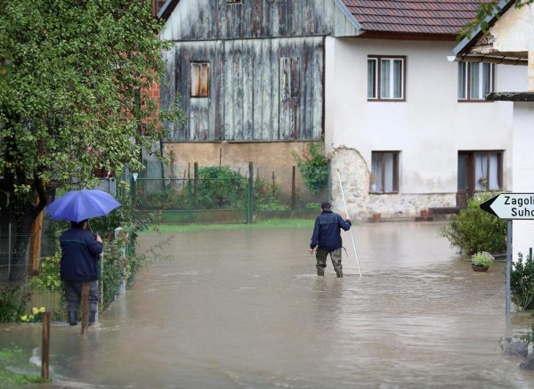 Obilna kiša izazvala je podizanje vodostaja rijeke Kupe i njenih pritoka koji su poplavili prometnice, kuće i vrtove