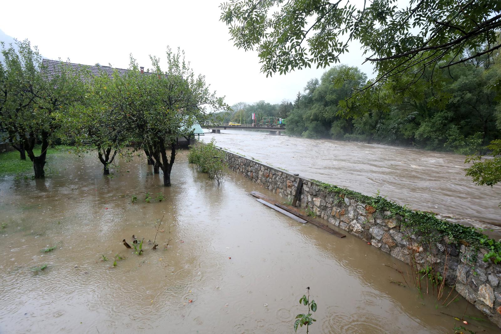 Obilna kiša izazvala je podizanje vodostaja rijeke Kupe i njenih pritoka koji su poplavili prometnice, kuće i vrtove
