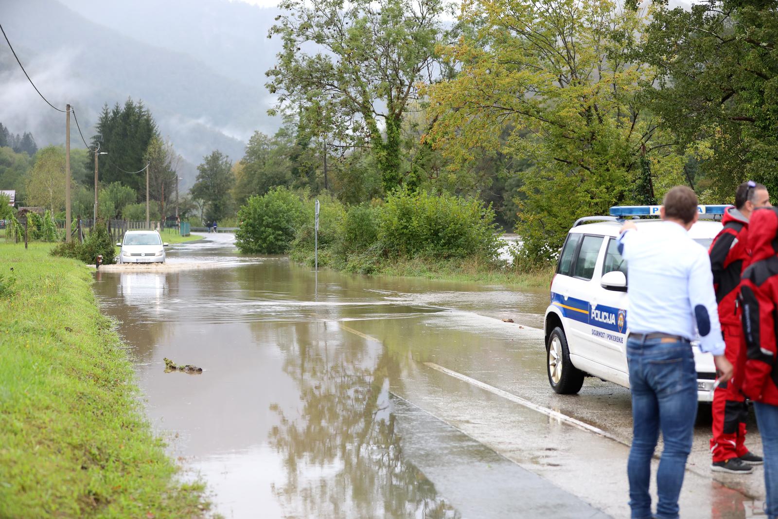 Obilna kiša izazvala je podizanje vodostaja rijeke Kupe i njenih pritoka koji su poplavili prometnice, kuće i vrtove