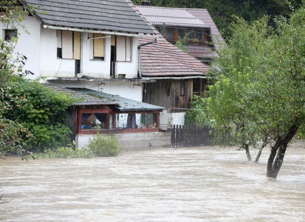 Obilna kiša izazvala je podizanje vodostaja rijeke Kupe i njenih pritoka koji su poplavili prometnice, kuće i vrtove