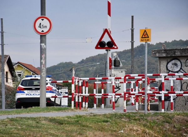 Slobodnica: U nesreći na željezničkoj pruzi u naletu radnog stroja poginula djevojčica