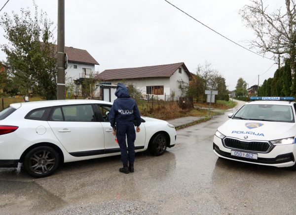 Policijski očevid nakon ubojstva u karlovačkom predgrađu Lemić Brdu