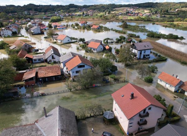 Pogled iz zraka na poplavljeno mjesto  Brodarci kod Karlovca