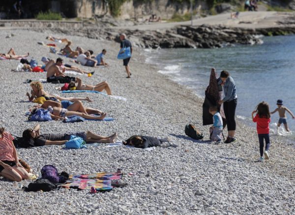 Riječani uživaju u sunčanom danu na plaži