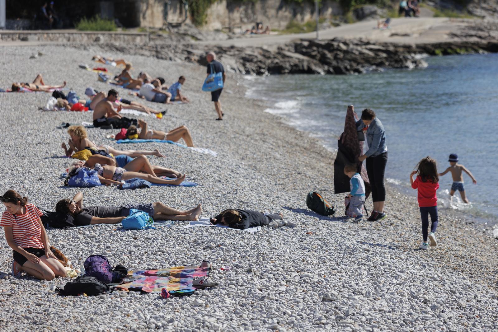 Riječani uživaju u sunčanom danu na plaži Riječani uživaju u sunčanom danu na plaži