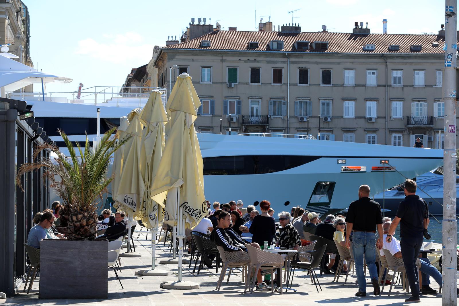 Rijeka: Kafić na gatu Karoline riječke gdje građani vole boraviti na suncu