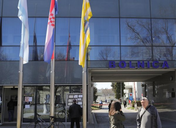 Ispraćaj Vesne Bosanac započeo okupljanjem ispred Nacionalne memorijalne bolnice Vukovar