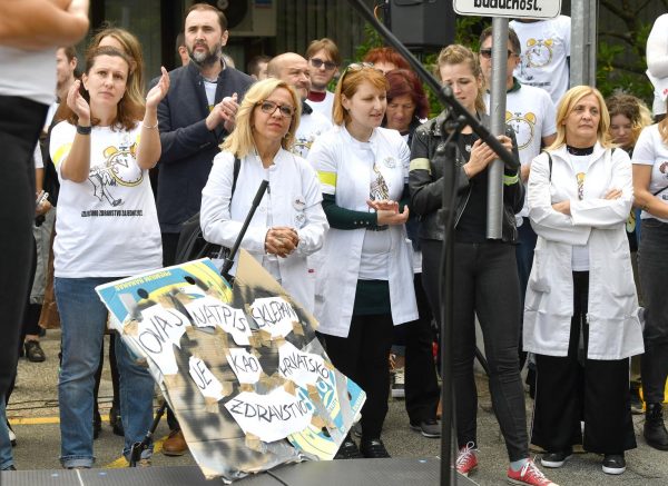Zagreb: Inicijativa mladih liječnika Hrvatske organizirala prosvjed ispred Ministarstva zdravstva