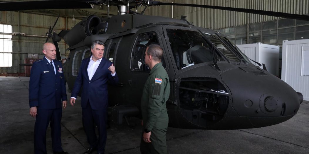 Zagreb: Preuzimanje helikoptera Black Hawk kojem su nazočili Milanović i Banožić Zagreb: Preuzimanje helikoptera Black Hawk kojem su nazočili Milanović i Banožić