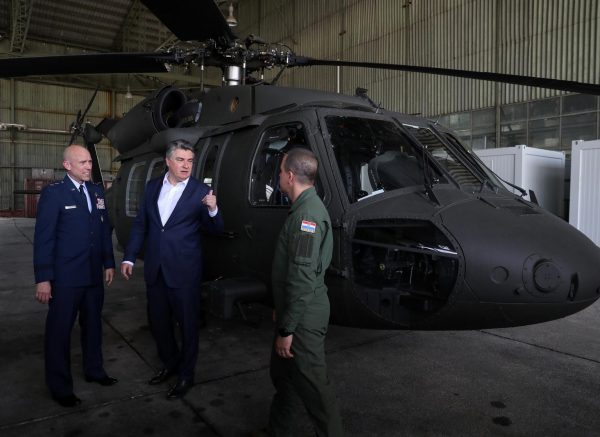 Zagreb: Preuzimanje helikoptera Black Hawk kojem su nazočili Milanović i Banožić
