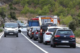 Zbog prometne nesreće prekinut je promet u mjestu Šparadići, sudarila su se tri automobila Zbog prometne nesreće prekinut je promet u mjestu Šparadići, sudarila su se tri automobila
