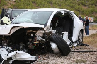 Zbog prometne nesreće prekinut je promet u mjestu Šparadići, sudarila su se tri automobila Zbog prometne nesreće prekinut je promet u mjestu Šparadići, sudarila su se tri automobila