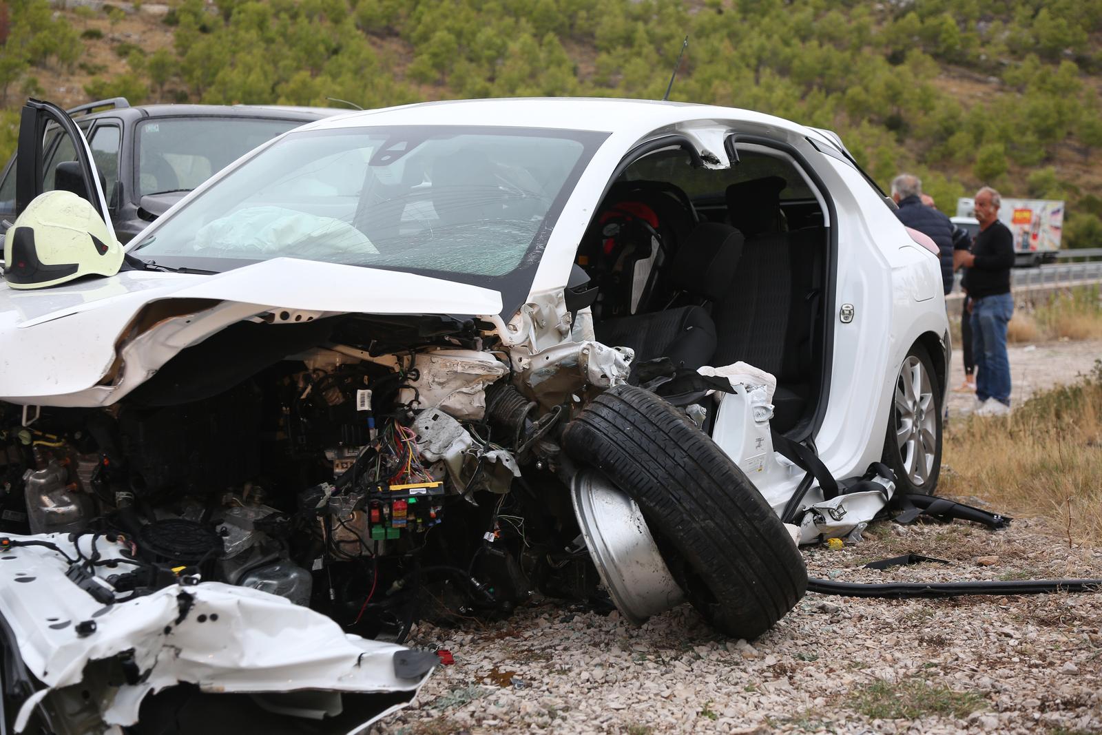 Zbog prometne nesreće prekinut je promet u mjestu Šparadići, sudarila su se tri automobila Zbog prometne nesreće prekinut je promet u mjestu Šparadići, sudarila su se tri automobila