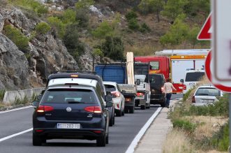 Zbog prometne nesreće prekinut je promet u mjestu Šparadići, sudarila su se tri automobila Zbog prometne nesreće prekinut je promet u mjestu Šparadići, sudarila su se tri automobila
