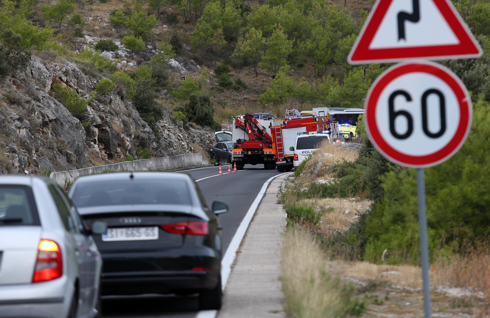 Zbog prometne nesreće prekinut je promet u mjestu Šparadići, sudarila su se tri automobila Zbog prometne nesreće prekinut je promet u mjestu Šparadići, sudarila su se tri automobila