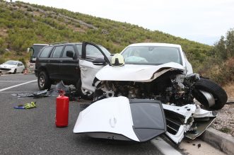 Zbog prometne nesreće prekinut je promet u mjestu Šparadići, sudarila su se tri automobila Zbog prometne nesreće prekinut je promet u mjestu Šparadići, sudarila su se tri automobila