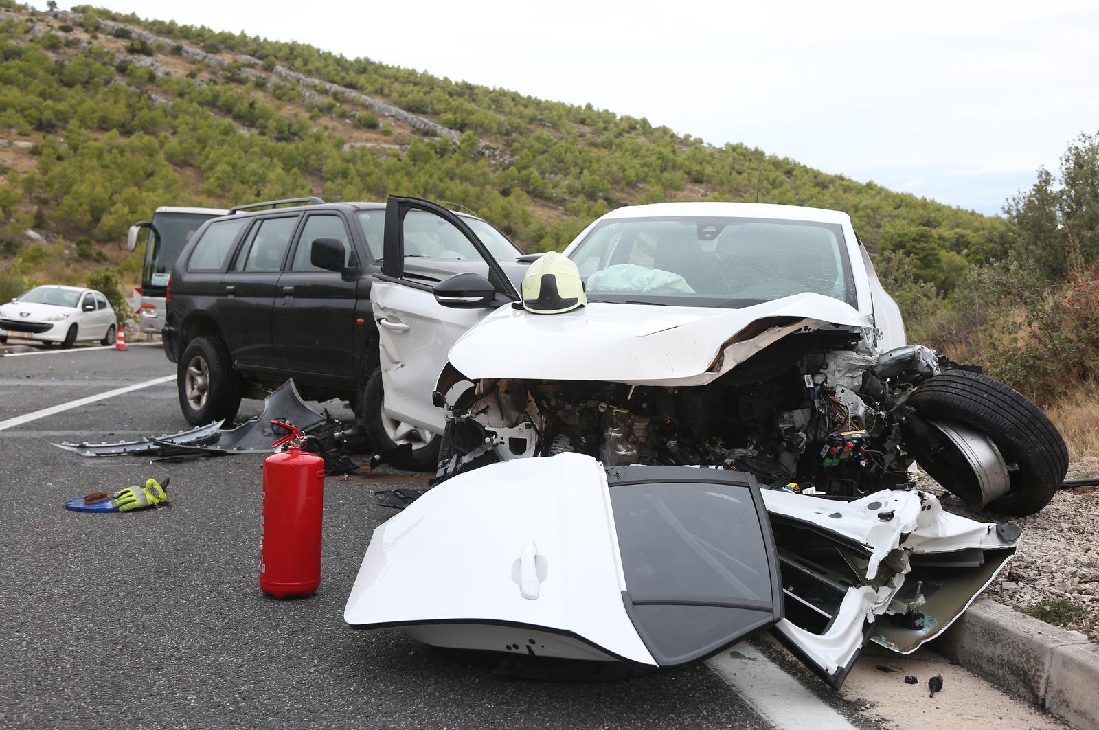 Zbog prometne nesreće prekinut je promet u mjestu Šparadići, sudarila su se tri automobila Zbog prometne nesreće prekinut je promet u mjestu Šparadići, sudarila su se tri automobila