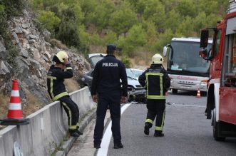 Zbog prometne nesreće prekinut je promet u mjestu Šparadići, sudarila su se tri automobila Zbog prometne nesreće prekinut je promet u mjestu Šparadići, sudarila su se tri automobila