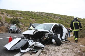Zbog prometne nesreće prekinut je promet u mjestu Šparadići, sudarila su se tri automobila Zbog prometne nesreće prekinut je promet u mjestu Šparadići, sudarila su se tri automobila