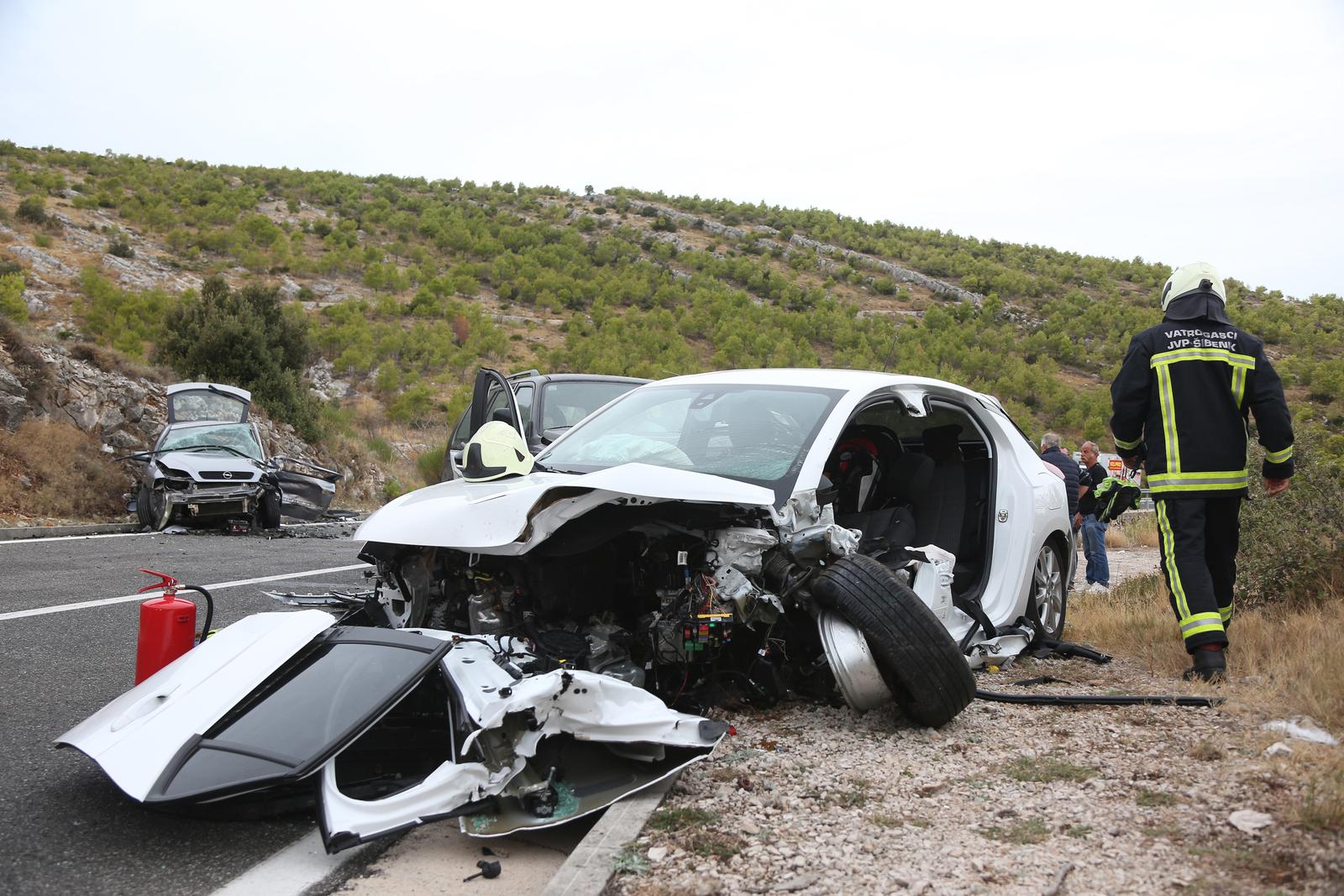 Zbog prometne nesreće prekinut je promet u mjestu Šparadići, sudarila su se tri automobila Zbog prometne nesreće prekinut je promet u mjestu Šparadići, sudarila su se tri automobila