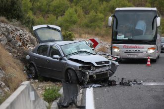 Zbog prometne nesreće prekinut je promet u mjestu Šparadići, sudarila su se tri automobila Zbog prometne nesreće prekinut je promet u mjestu Šparadići, sudarila su se tri automobila