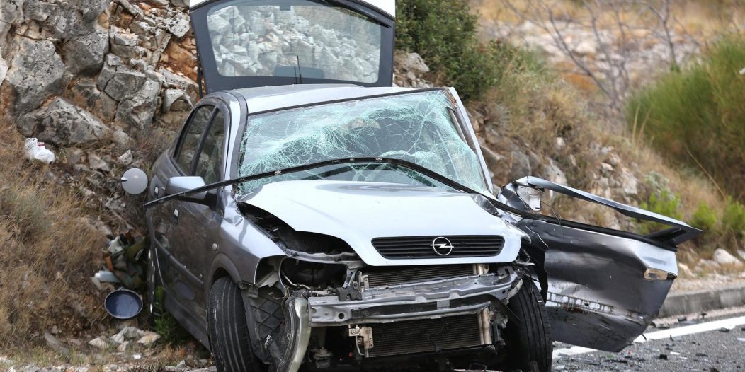 Zbog prometne nesreće prekinut je promet u mjestu Šparadići, sudarila su se tri automobila Zbog prometne nesreće prekinut je promet u mjestu Šparadići, sudarila su se tri automobila