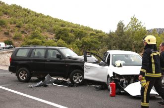 Zbog prometne nesreće prekinut je promet u mjestu Šparadići, sudarila su se tri automobila Zbog prometne nesreće prekinut je promet u mjestu Šparadići, sudarila su se tri automobila