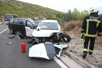 Zbog prometne nesreće prekinut je promet u mjestu Šparadići, sudarila su se tri automobila Zbog prometne nesreće prekinut je promet u mjestu Šparadići, sudarila su se tri automobila