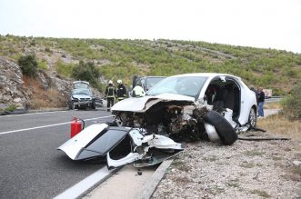 Zbog prometne nesreće prekinut je promet u mjestu Šparadići, sudarila su se tri automobila Zbog prometne nesreće prekinut je promet u mjestu Šparadići, sudarila su se tri automobila