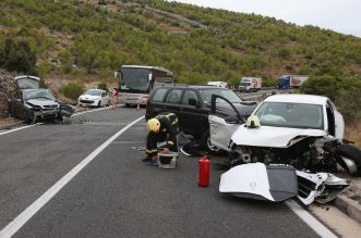 Zbog prometne nesreće prekinut je promet u mjestu Šparadići, sudarila su se tri automobila Zbog prometne nesreće prekinut je promet u mjestu Šparadići, sudarila su se tri automobila