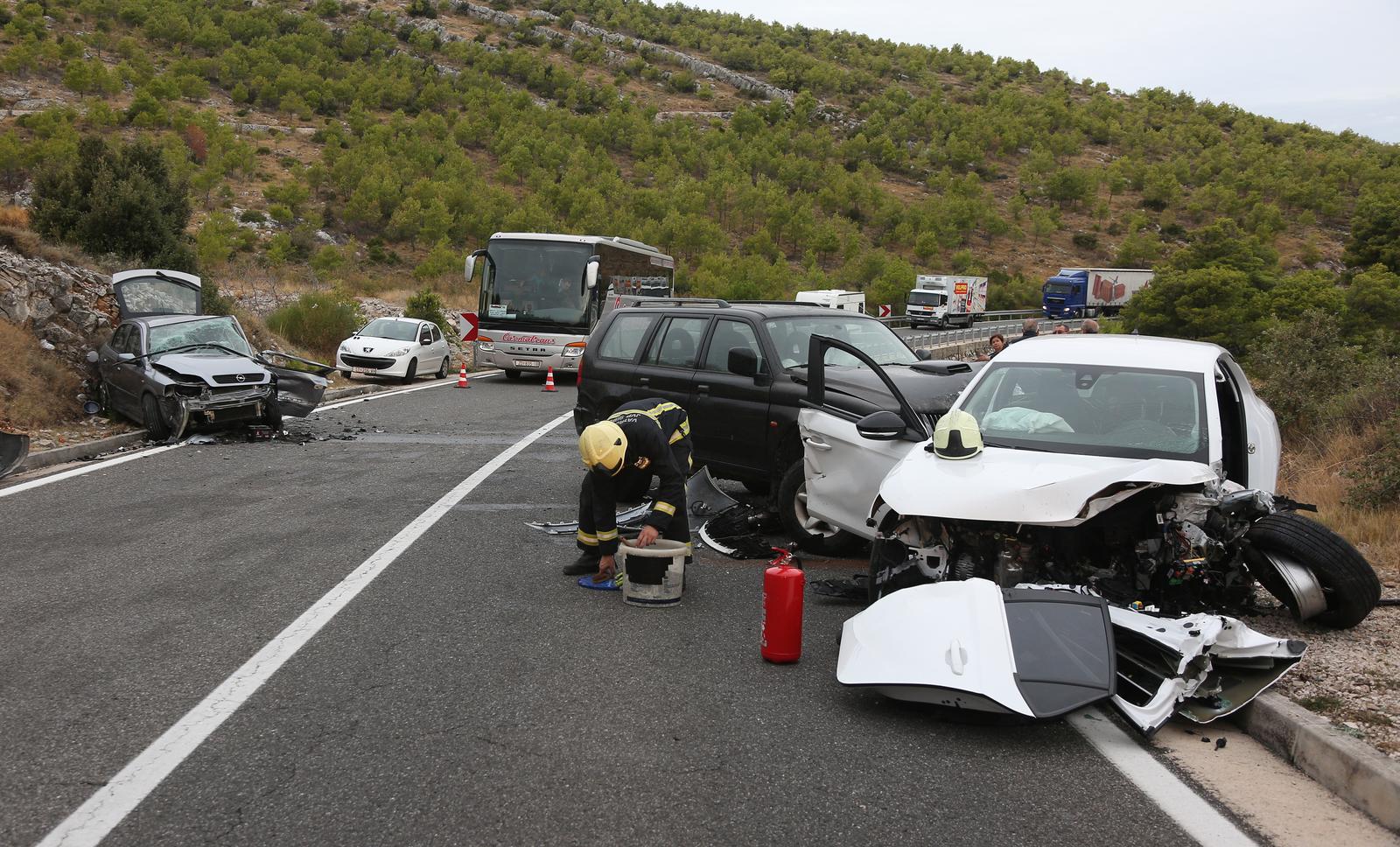 Zbog prometne nesreće prekinut je promet u mjestu Šparadići, sudarila su se tri automobila Zbog prometne nesreće prekinut je promet u mjestu Šparadići, sudarila su se tri automobila