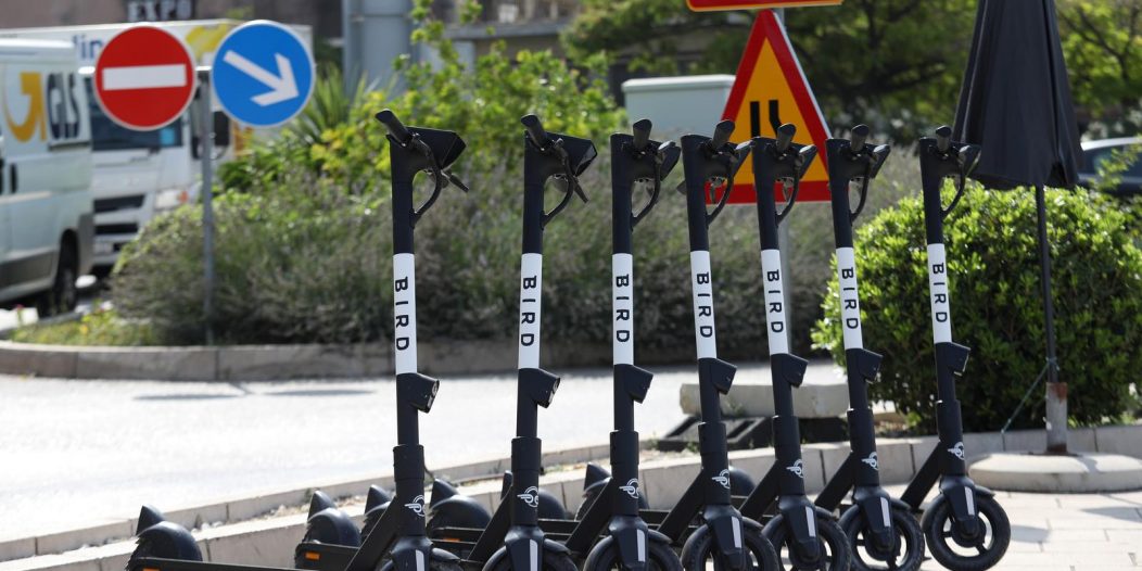 Šibenik: Električni romobili ostavljeni po cijelom gradu izazivaju bijes građana Šibenik: Električni romobili ostavljeni po cijelom gradu izazivaju bijes građana