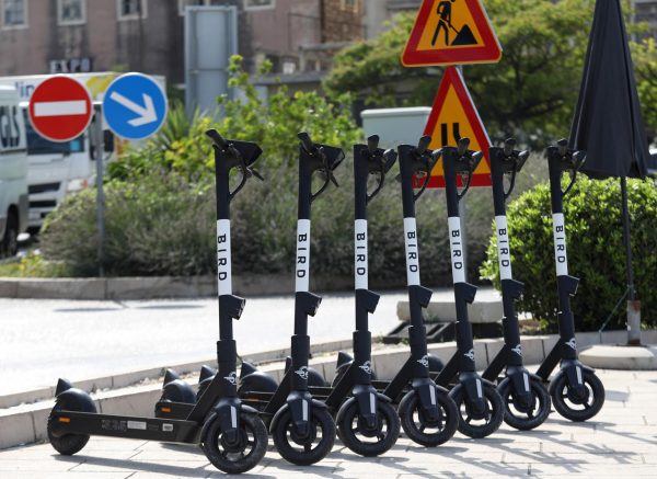 Šibenik: Električni romobili ostavljeni po cijelom gradu izazivaju bijes građana