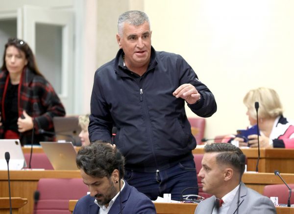 Zagreb: Miro Bulj na raspravu je došao sa otkopčanim šlicem