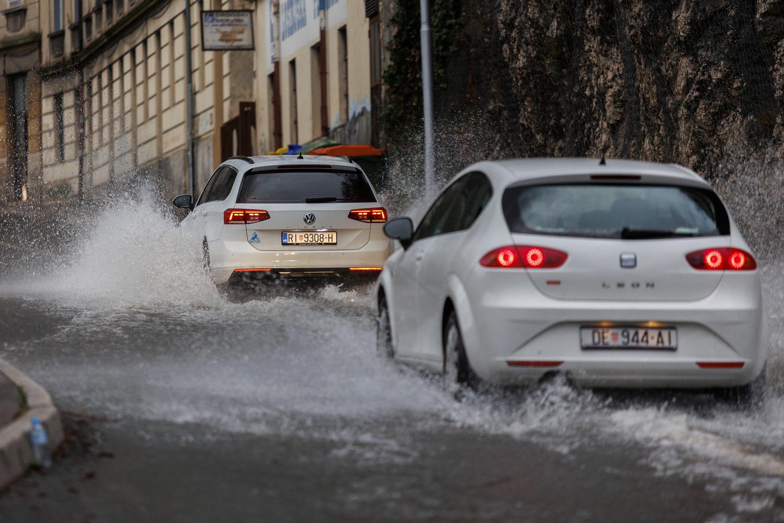 Rijeka: Zbog obilne kiše podignute su šahte iz kojih se slijevaju potoci Rijeka: Zbog obilne kiše podignute su šahte iz kojih se slijevaju potoci