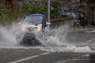 Rijeka: Zbog obilne kiše podignute su šahte iz kojih se slijevaju potoci Rijeka: Zbog obilne kiše podignute su šahte iz kojih se slijevaju potoci
