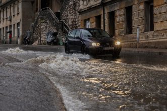 Rijeka: Zbog obilne kiše podignute su šahte iz kojih se slijevaju potoci Rijeka: Zbog obilne kiše podignute su šahte iz kojih se slijevaju potoci