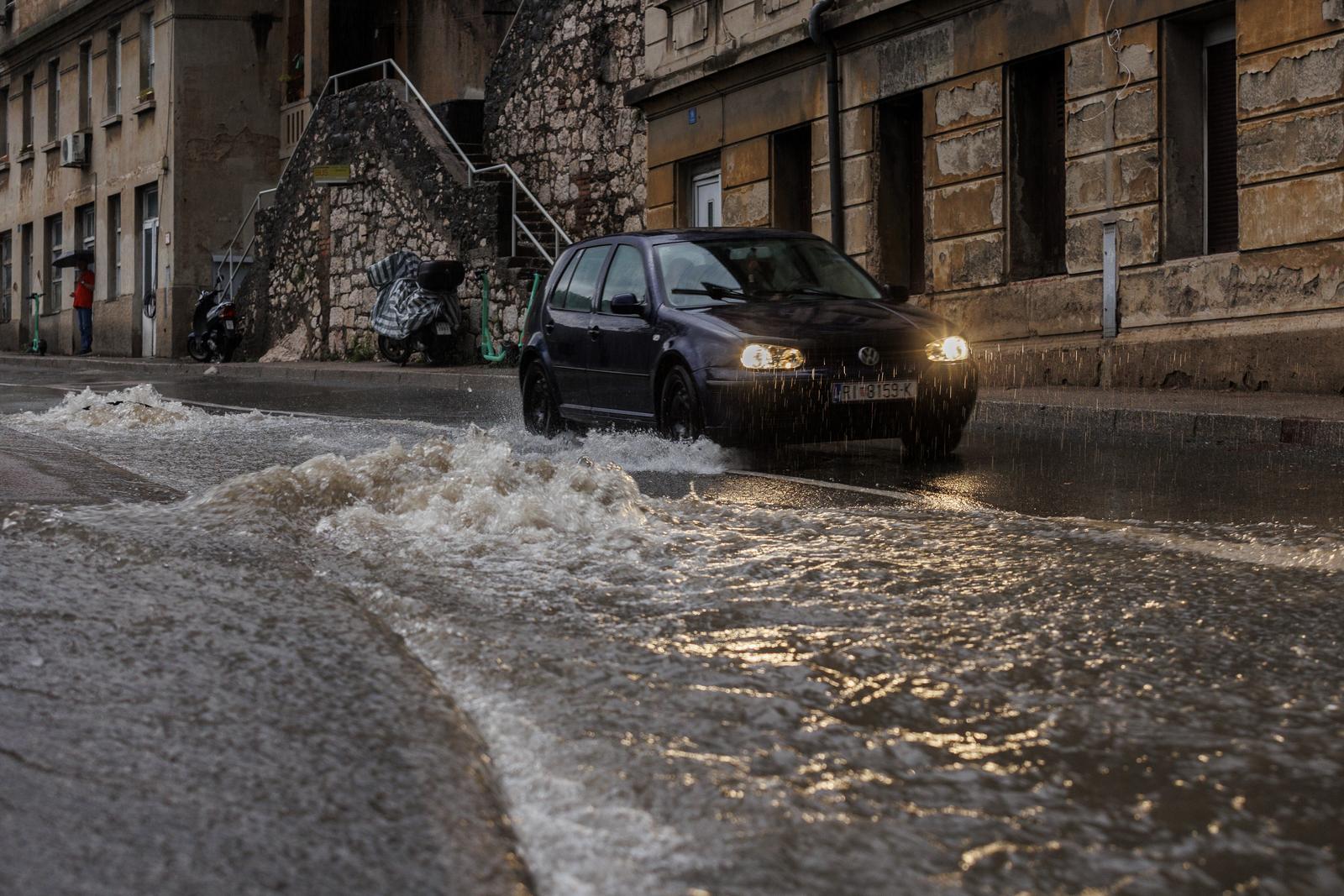Rijeka: Zbog obilne kiše podignute su šahte iz kojih se slijevaju potoci Rijeka: Zbog obilne kiše podignute su šahte iz kojih se slijevaju potoci