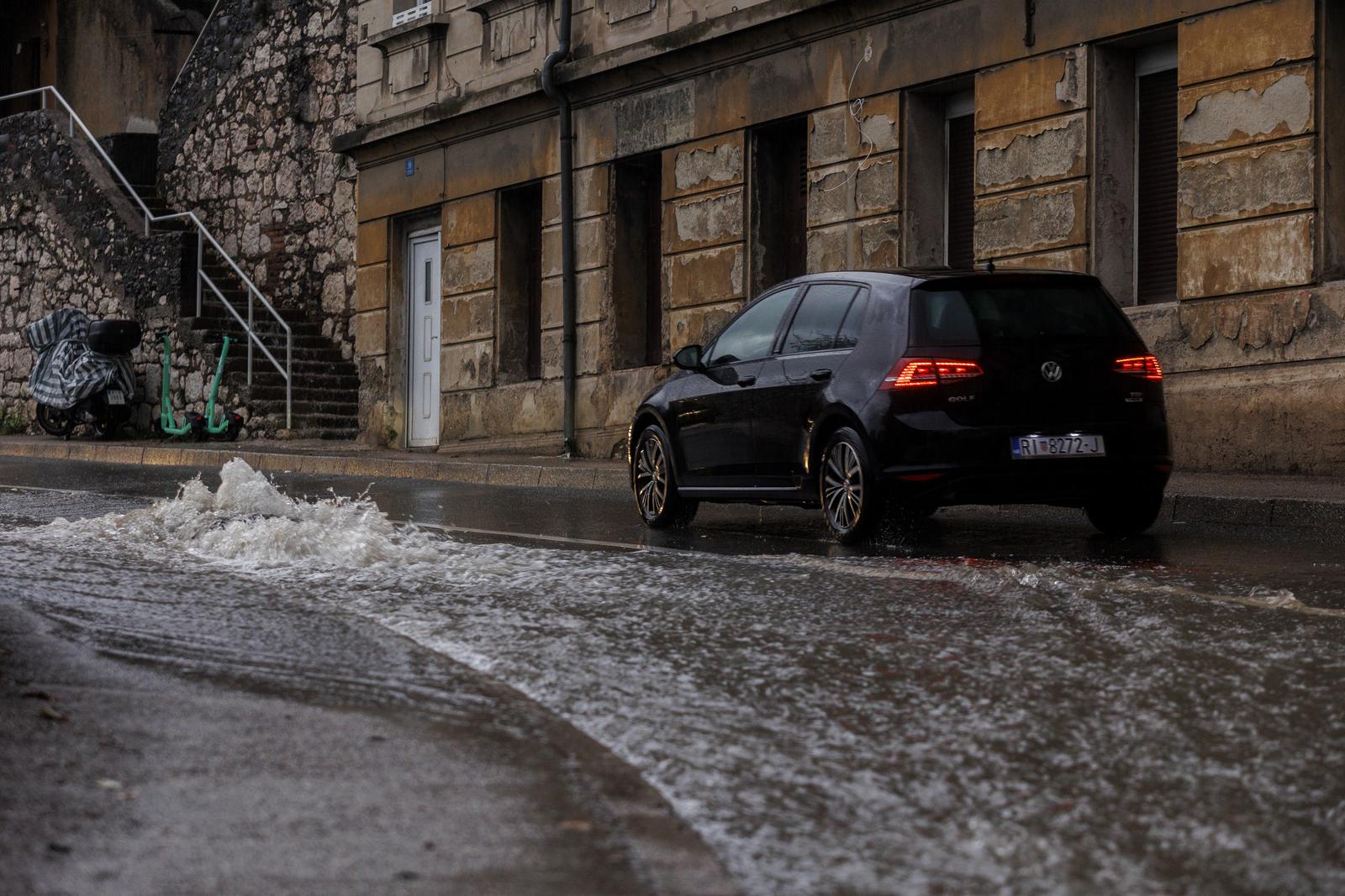 Rijeka: Zbog obilne kiše podignute su šahte iz kojih se slijevaju potoci Rijeka: Zbog obilne kiše podignute su šahte iz kojih se slijevaju potoci