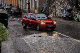 Rijeka: Zbog obilne kiše podignute su šahte iz kojih se slijevaju potoci Rijeka: Zbog obilne kiše podignute su šahte iz kojih se slijevaju potoci