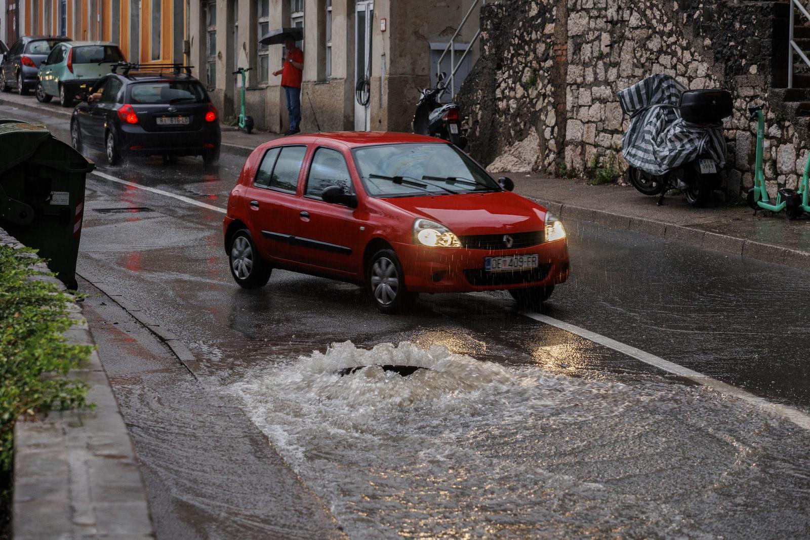 Rijeka: Zbog obilne kiše podignute su šahte iz kojih se slijevaju potoci Rijeka: Zbog obilne kiše podignute su šahte iz kojih se slijevaju potoci