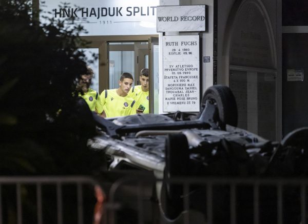 Split: Automobilom probio ogradu na Poljudu i pao s desetak metara visine