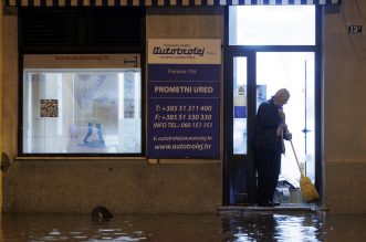 Riječka Fiumara nakon obilne kiše potpuno potopljena, automobili ostali zarobljeni u vodi Riječka Fiumara nakon obilne kiše potpuno potopljena, automobili ostali zarobljeni u vodi