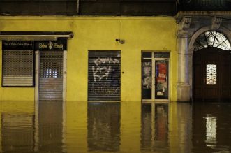 Riječka Fiumara nakon obilne kiše potpuno potopljena, automobili ostali zarobljeni u vodi Riječka Fiumara nakon obilne kiše potpuno potopljena, automobili ostali zarobljeni u vodi