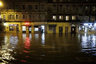 Riječka Fiumara nakon obilne kiše potpuno potopljena, automobili ostali zarobljeni u vodi Riječka Fiumara nakon obilne kiše potpuno potopljena, automobili ostali zarobljeni u vodi