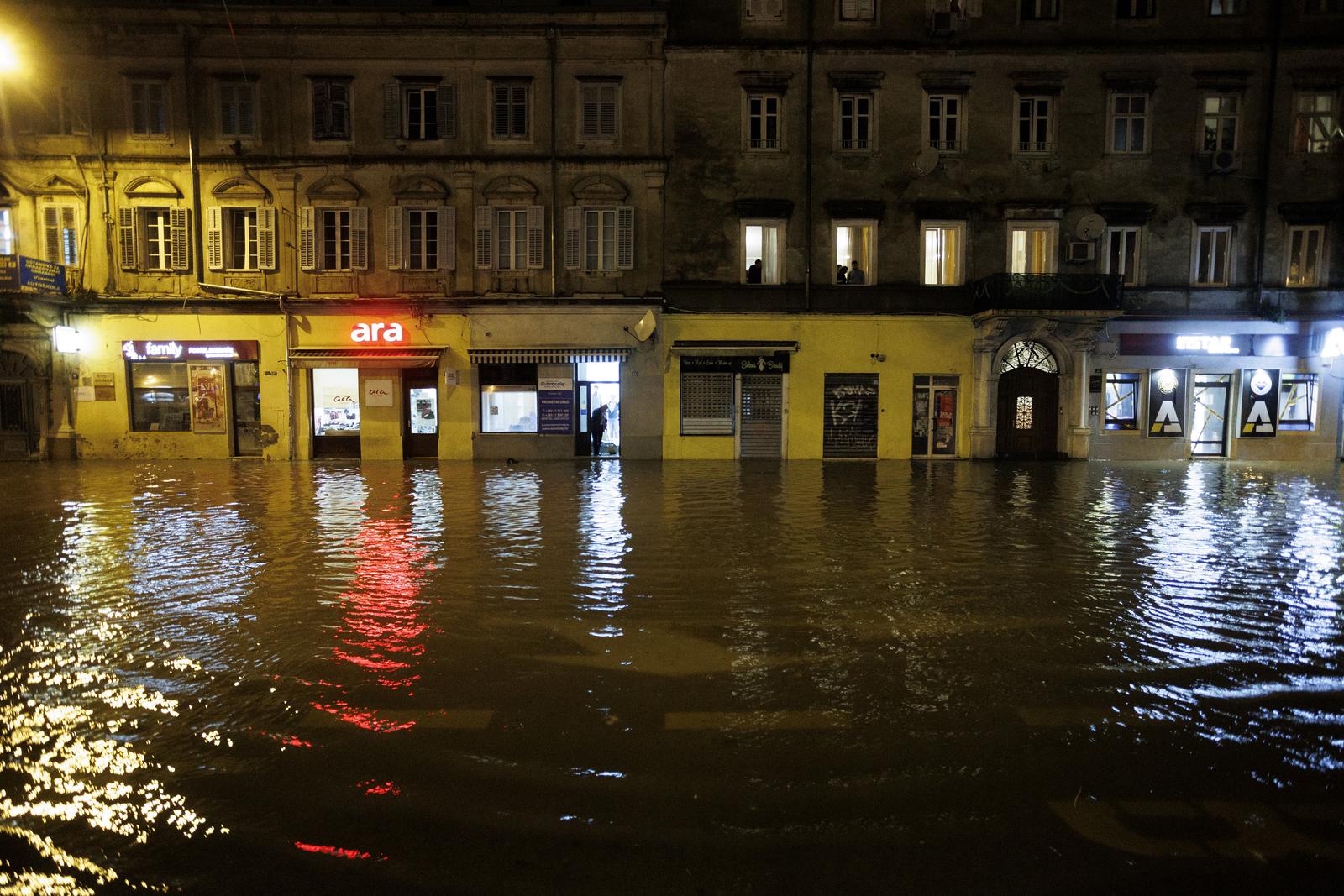 Riječka Fiumara nakon obilne kiše potpuno potopljena, automobili ostali zarobljeni u vodi Riječka Fiumara nakon obilne kiše potpuno potopljena, automobili ostali zarobljeni u vodi