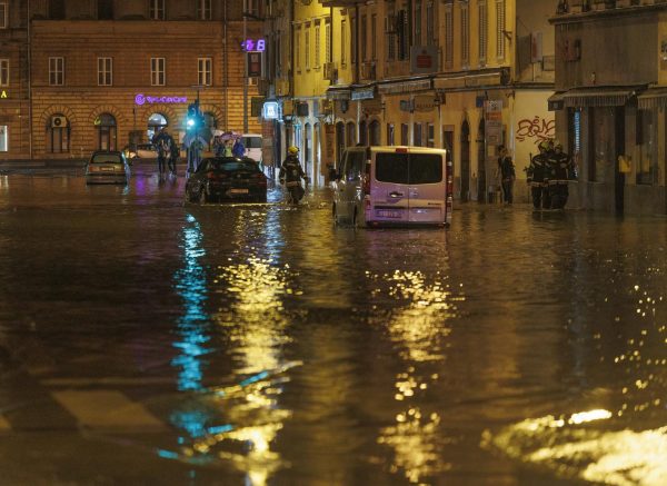 Riječka Fiumara nakon obilne kiše potpuno potopljena, automobili ostali zarobljeni u vodi