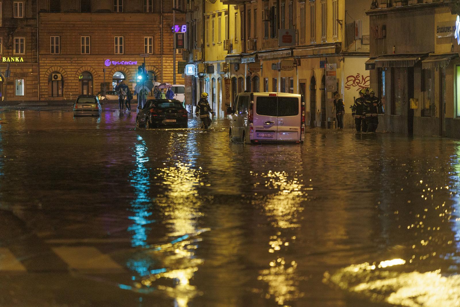 Riječka Fiumara nakon obilne kiše potpuno potopljena, automobili ostali zarobljeni u vodi Riječka Fiumara nakon obilne kiše potpuno potopljena, automobili ostali zarobljeni u vodi