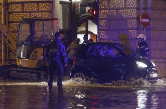 Riječka Fiumara nakon obilne kiše potpuno potopljena, automobili ostali zarobljeni u vodi Riječka Fiumara nakon obilne kiše potpuno potopljena, automobili ostali zarobljeni u vodi