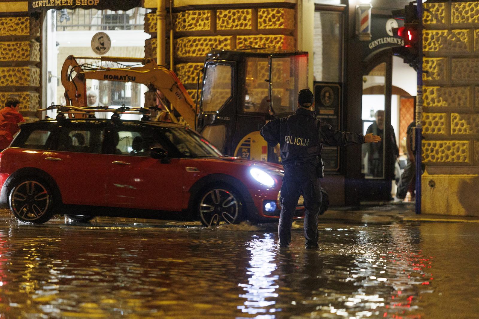 Riječka Fiumara nakon obilne kiše potpuno potopljena, automobili ostali zarobljeni u vodi Riječka Fiumara nakon obilne kiše potpuno potopljena, automobili ostali zarobljeni u vodi
